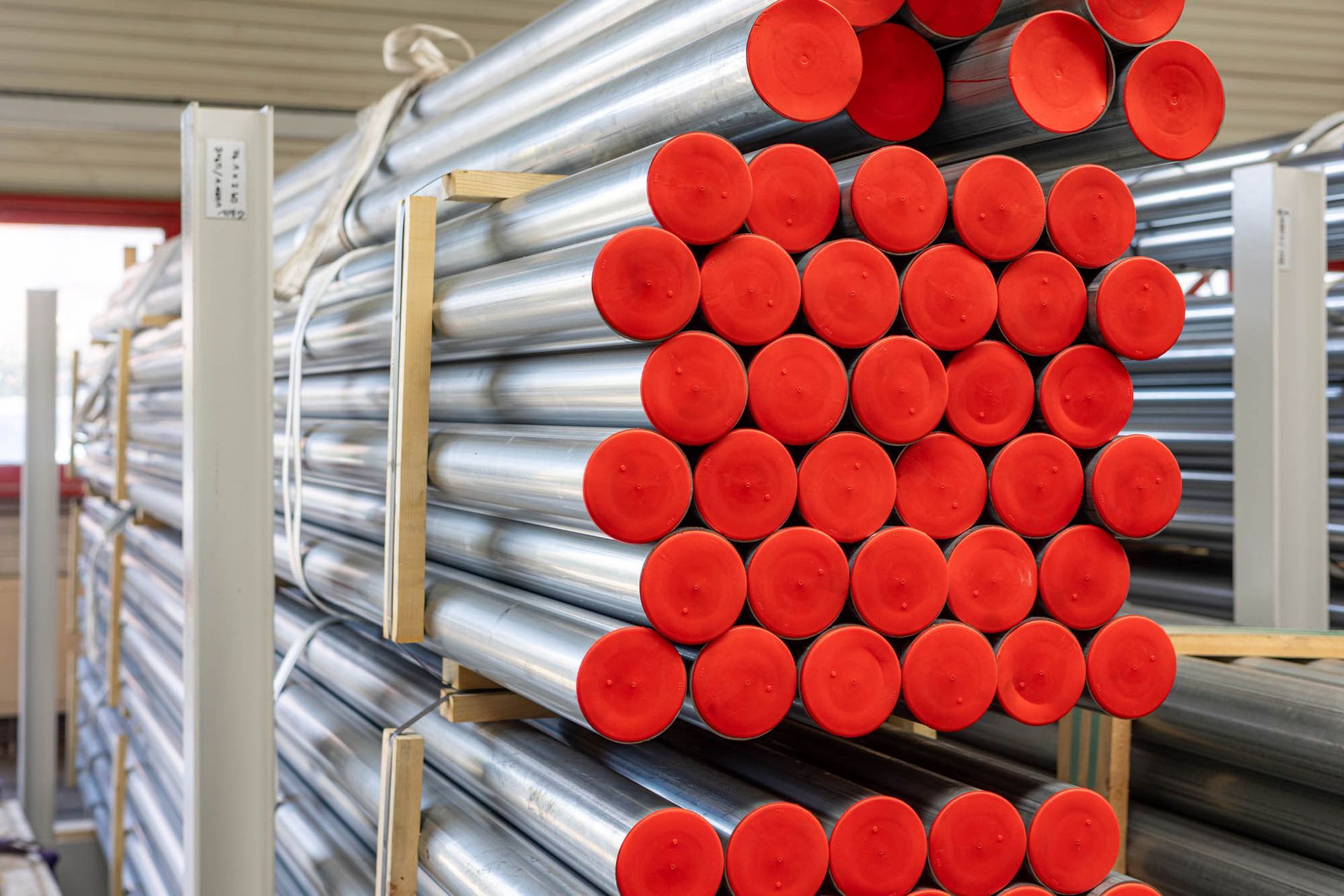 Metallrohre mit Schutzkappen