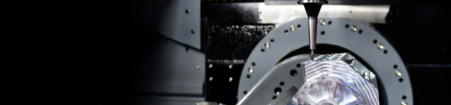 CNC-Fräsmaschine mit schwenkbarem Maschinentisch