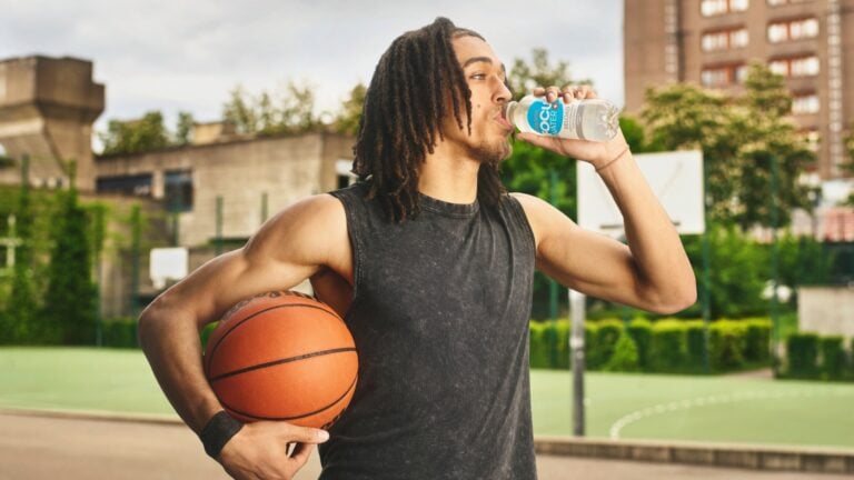 Mann trinkt FOCUSWATER Reload beim Basketball