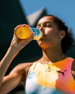 Sportlerin trinkt FOCUSWATER