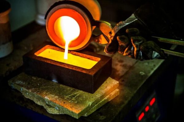 Flüssiges Gold wird in eine Barrenform gegossen
