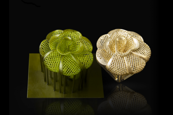 3D-gedrucktes Harzmodell neben gegossenem Goldschmuck