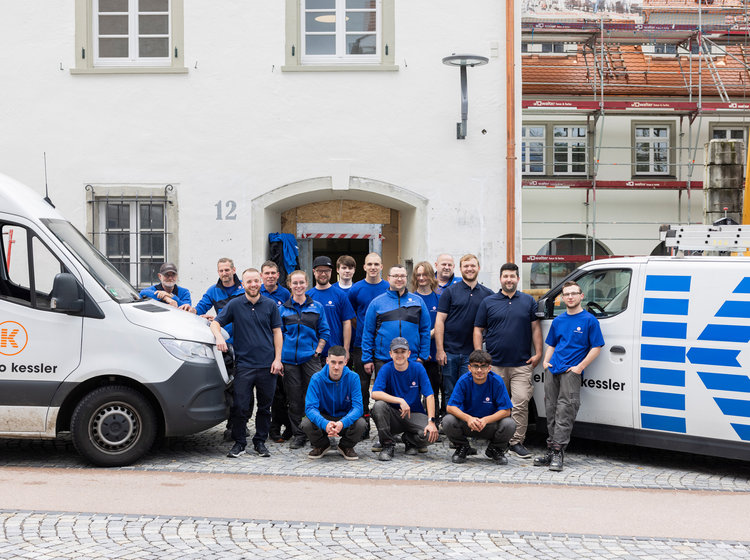 Team von Elektro Kessler mit Firmenfahrzeugen
