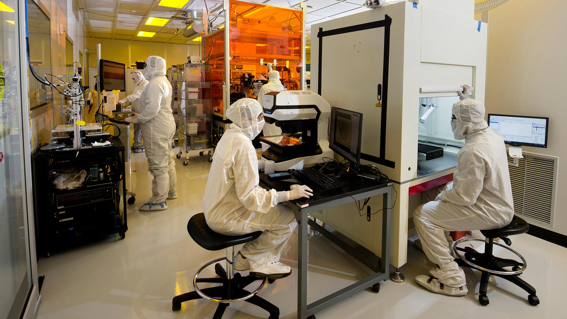 Entwicklung von Polymermaterialien für Wellenleiter