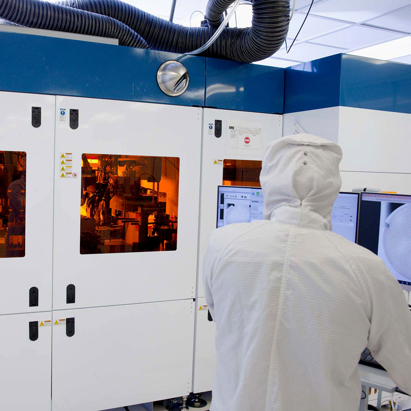 Techniker überwacht die Lithoflex-Maschine im Reinraum