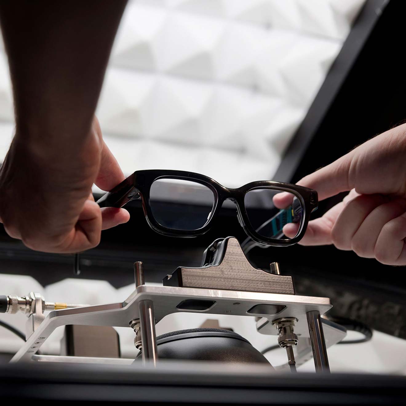 AR-Brillen-Prototyp in der Testkammer des Audio-Labors