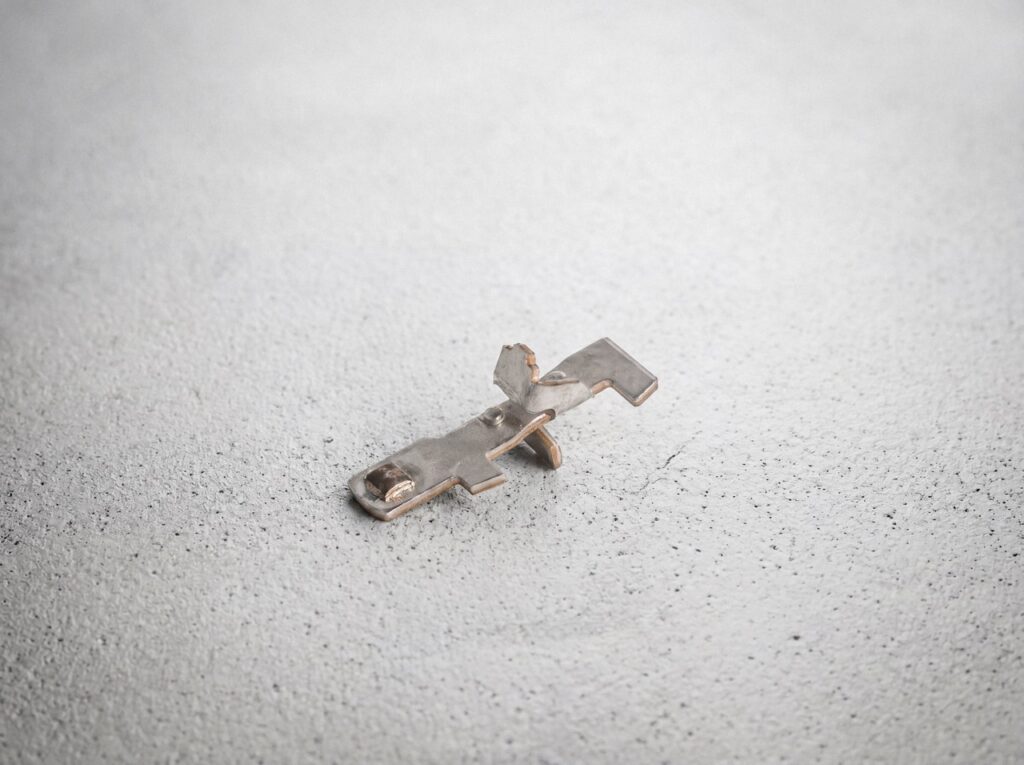 Flachstecker mit Crimpkontakt (Detailaufnahme)