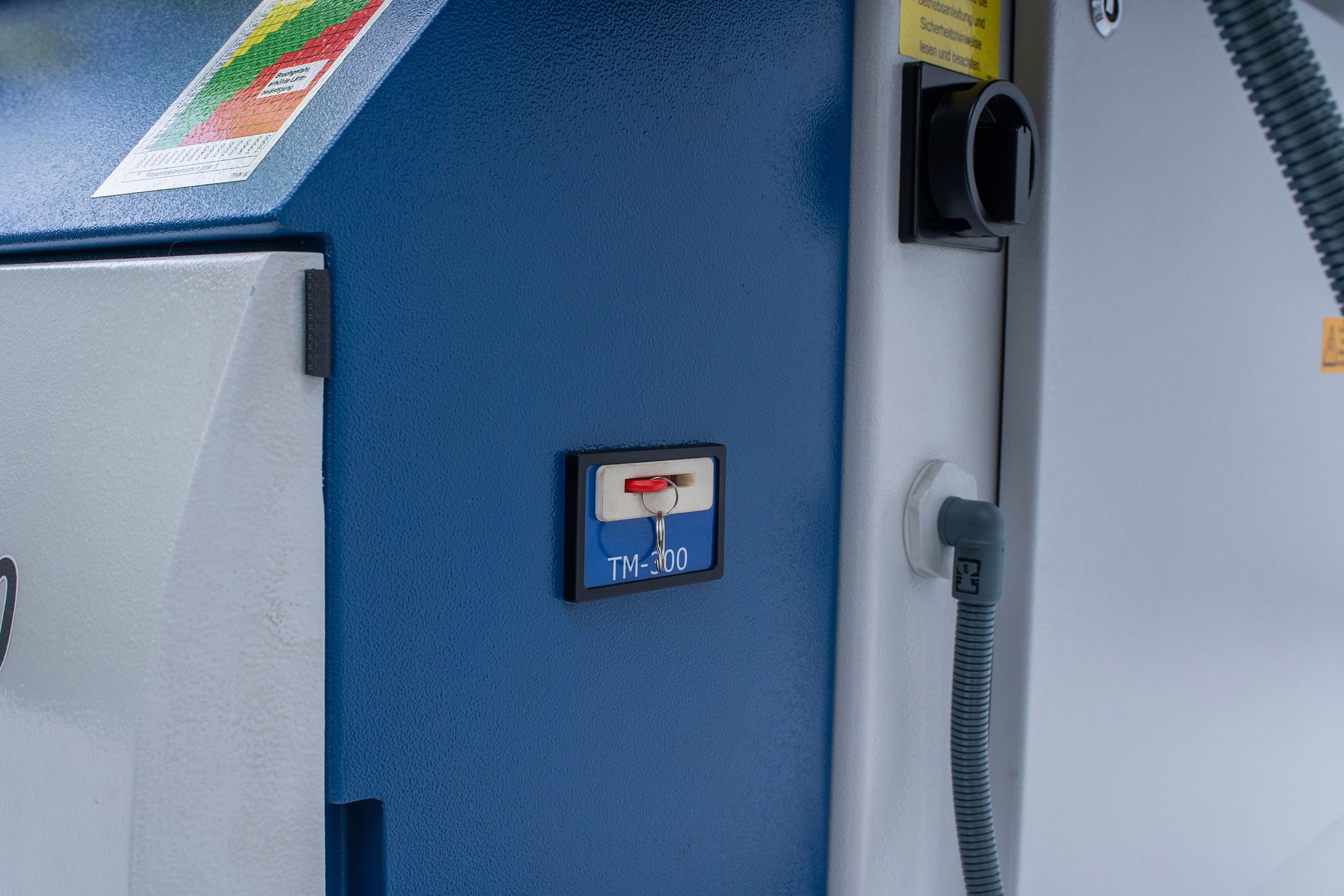 SI-TEC machine access control with key chip