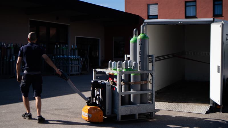 Verladung von Gasflaschen für die Auslieferung in Bayern und Schwaben