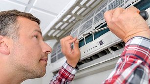 Wartung einer Klimaanlage