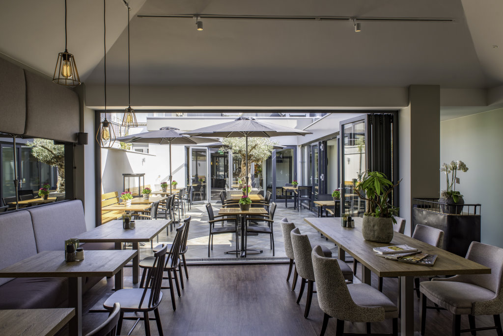 Gastronomieeinrichtung mit Holztischen und Sitzbank