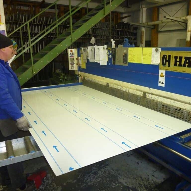 Blechzuschnitte und Blechabkantungen