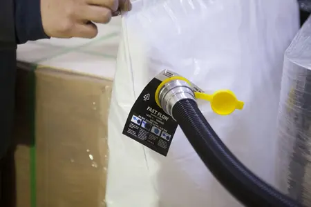 Stausack wird durch Gebläse befüllt