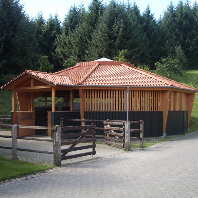 Longierhalle mit Ziegeleindeckung