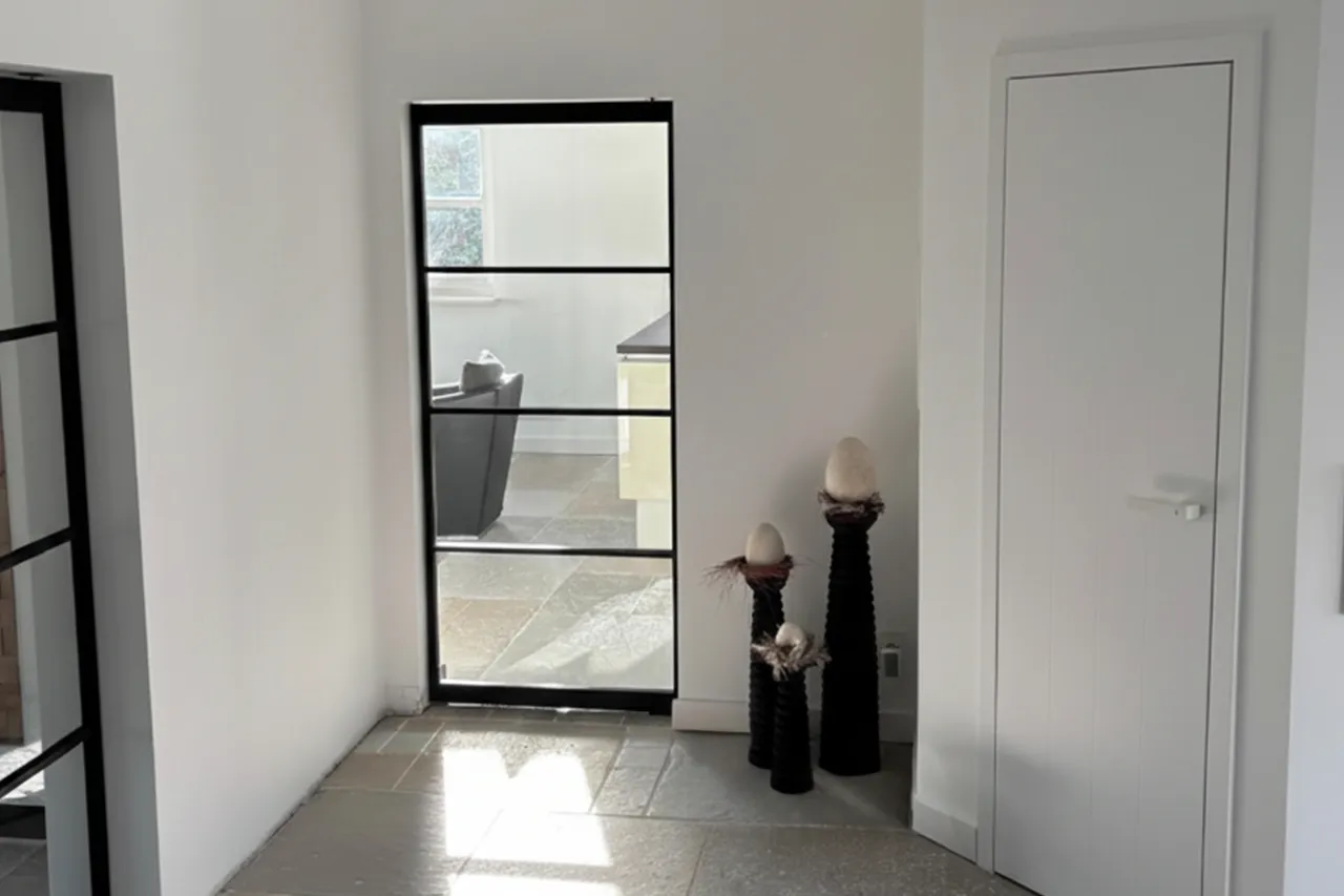 Moderne Innentür und Glastür in einem hellen Wohnbereich