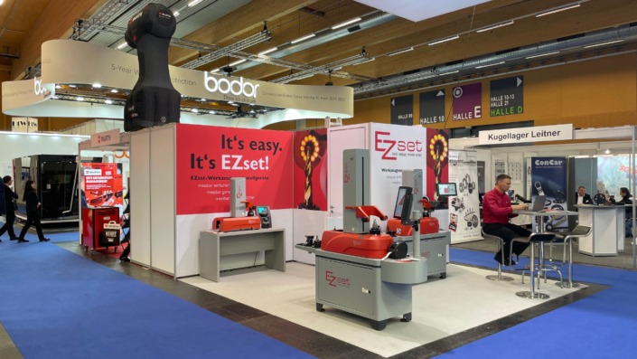 Messestand mit abgehängtem Deckenwürfel und Koje