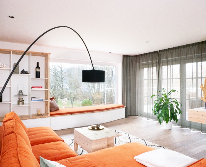 Wohnzimmer mit Liegebank und integriertem Bücherregal
