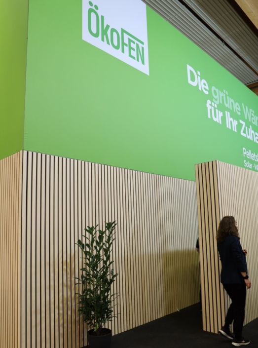 Messestand in Holz-Streifenoptik mit Stoffbespannung