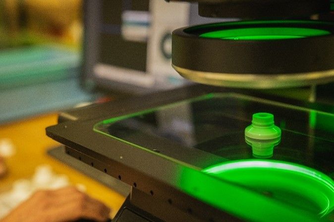 Technisches Kunststoffteil bei der optischen Vermessung