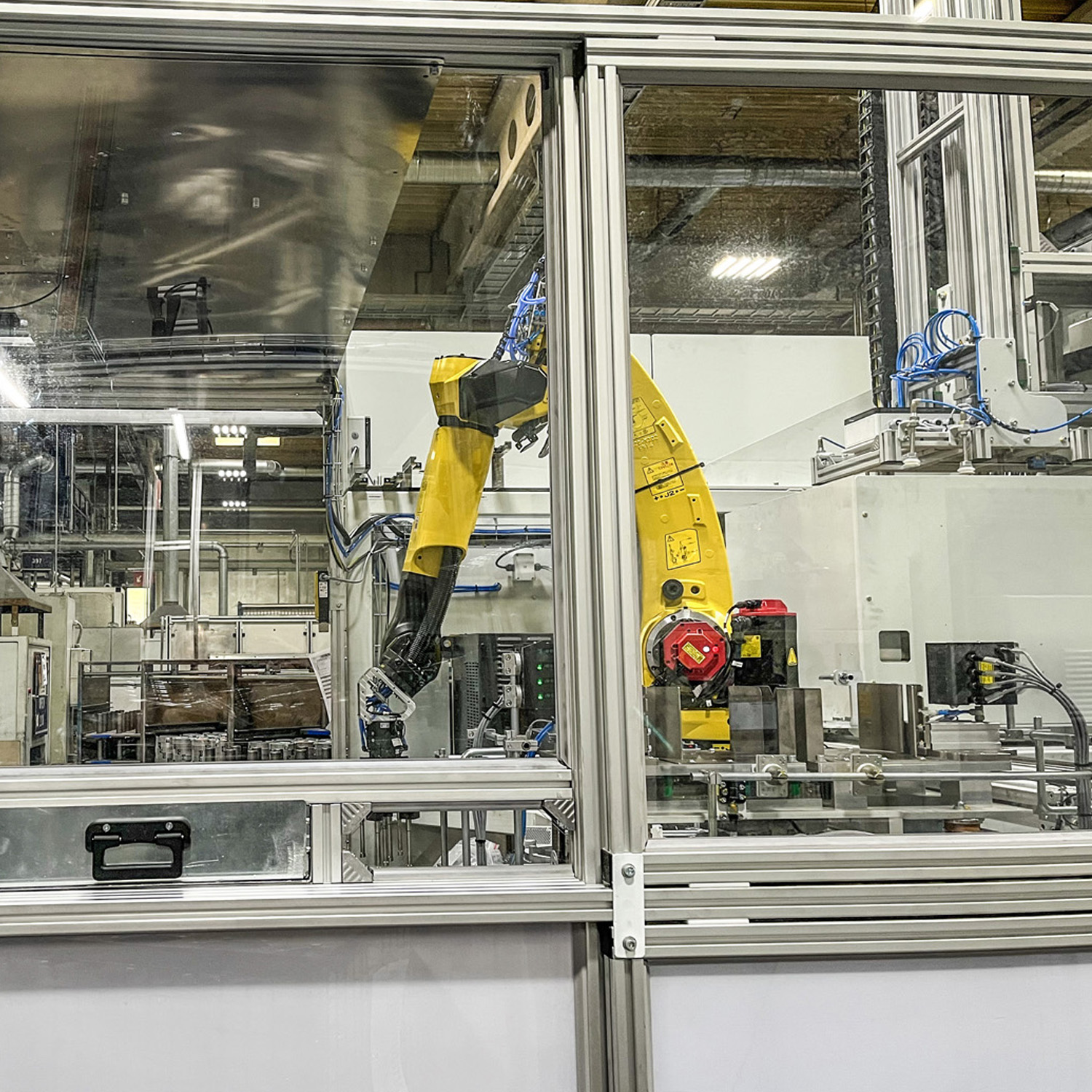 Produktionsanlage mit wechselseitiger Gitterbox