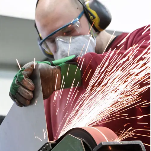 Fertigung: Schleifen einer Metallkante
