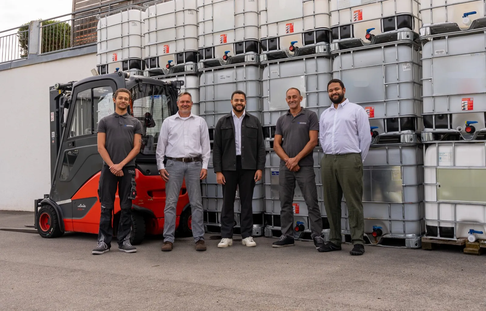 Das Team von Dr. Nähring vor IBC-Containern