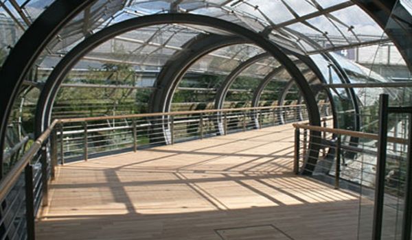 Glasröhren als Hallenübergang