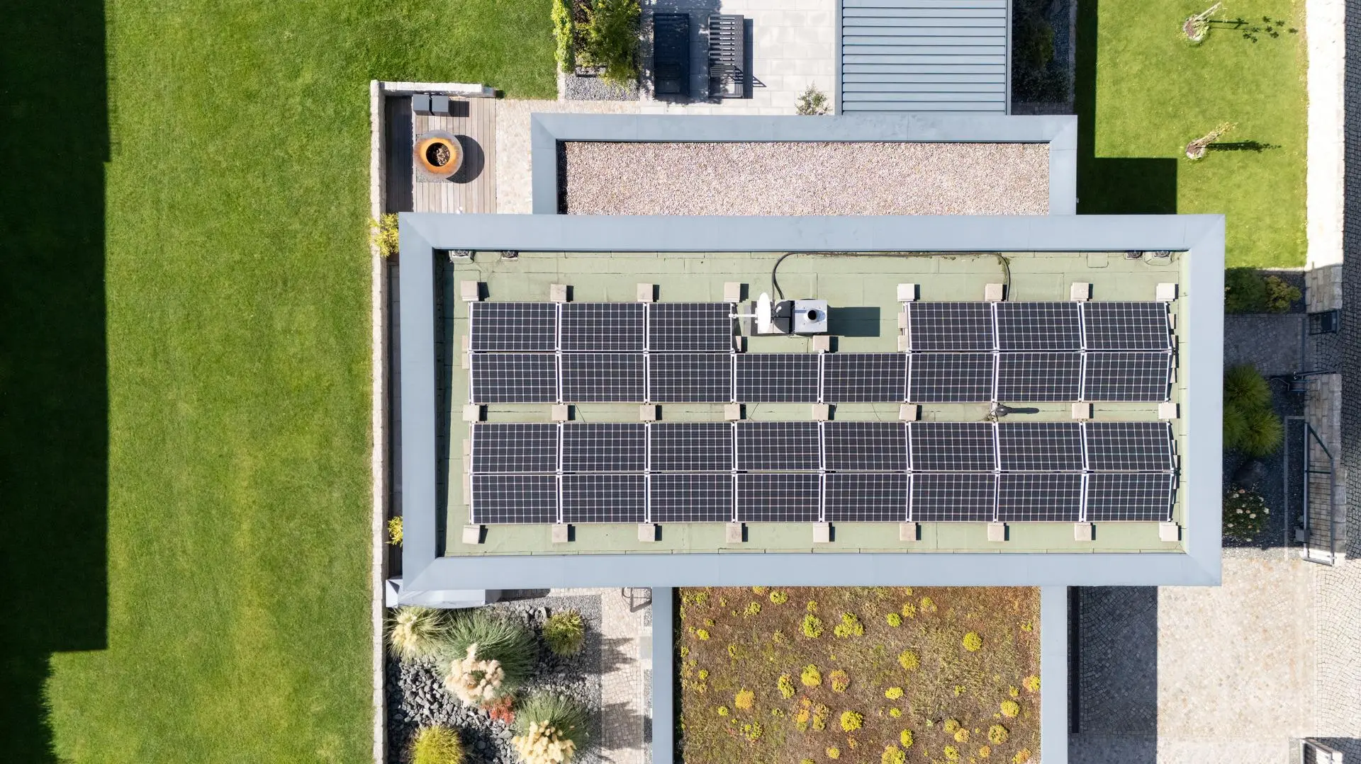 Draufsicht auf eine PV-Anlage auf einem Einfamilienhaus