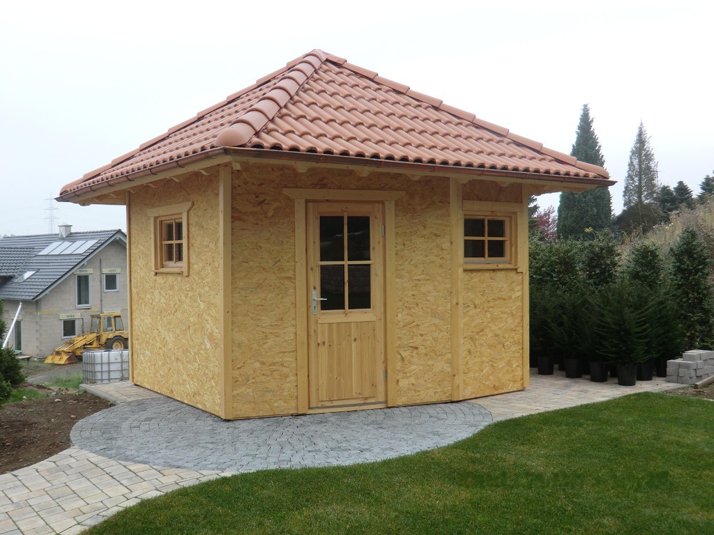 Mediterrane Gartenhütte aus Holz