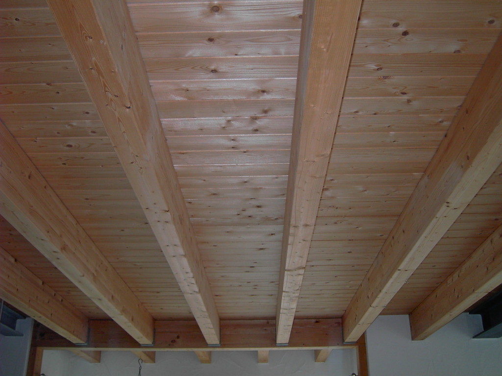 Holzbalkendecke im Innenbereich