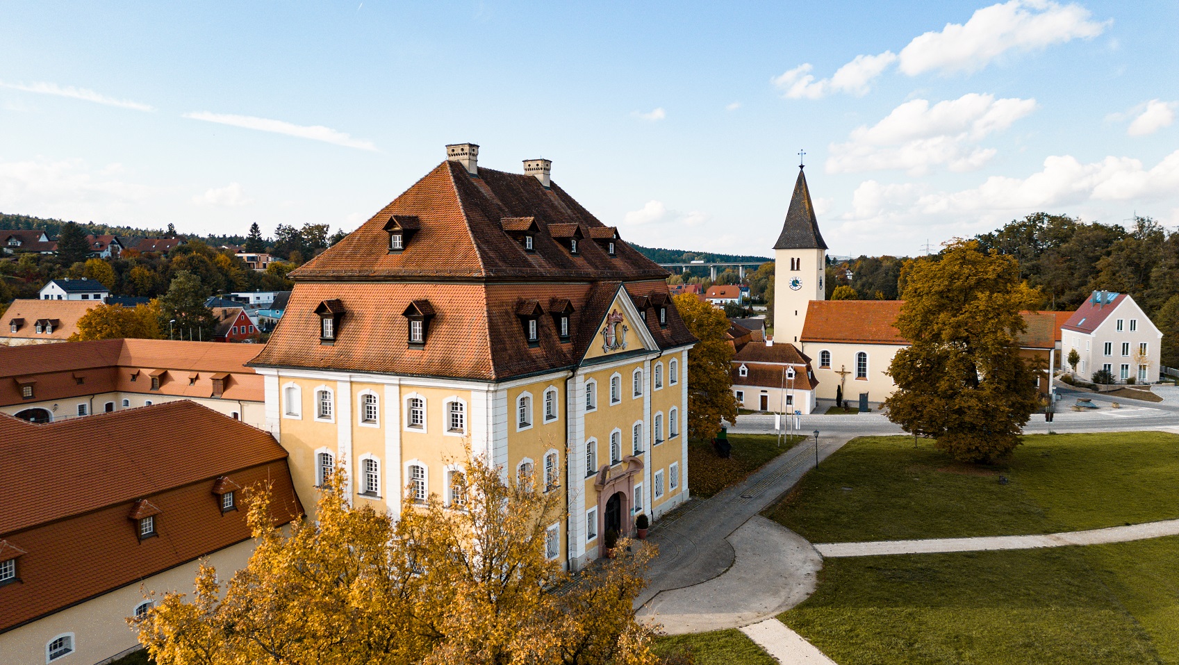 Blick auf das Kultur-Schloss Theuern