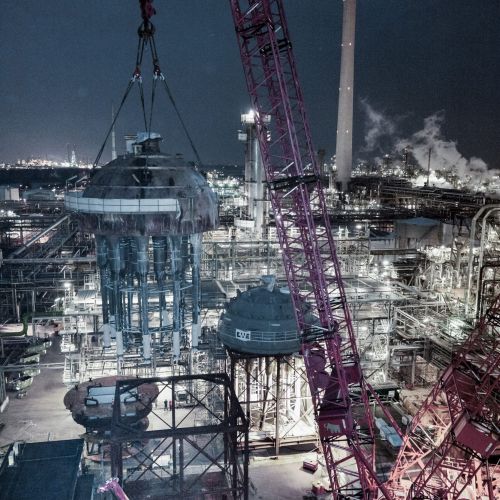 Raffinerieanlage mit Großapparaten bei Nacht