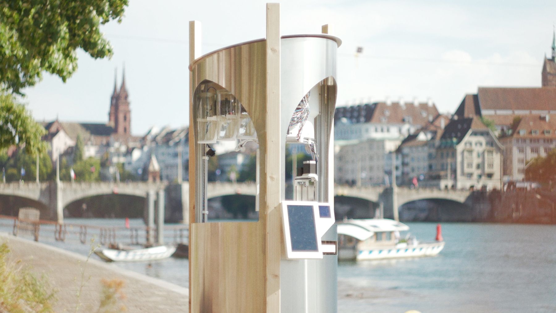Crêpe-Roboter an der Rheinpromenade in Basel mit Mittlerer Brücke