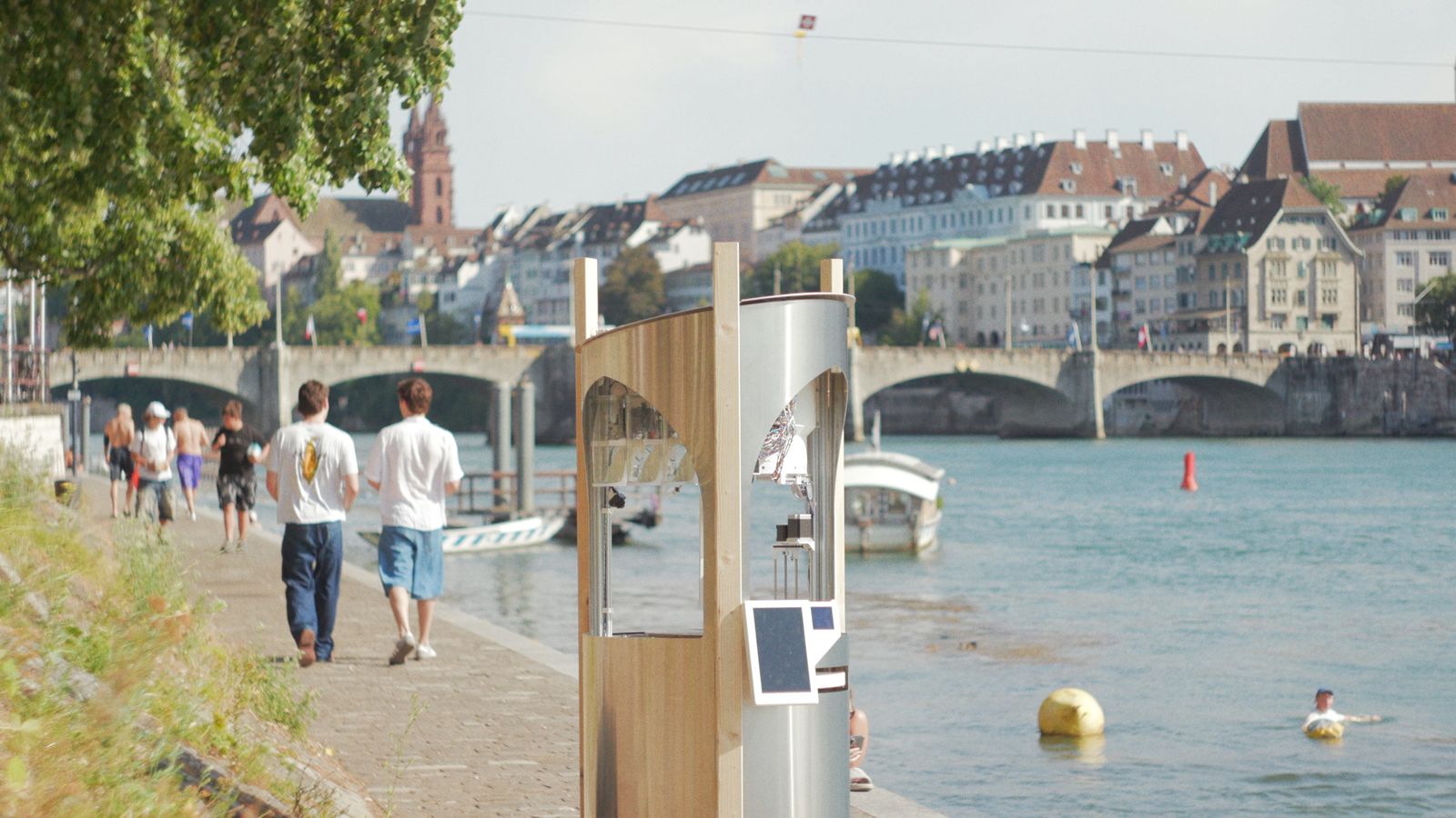 Passanten am Roboter entlang der Rheinpromenade