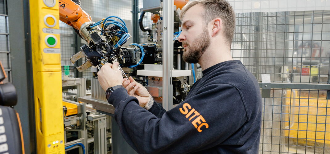 Wartung eines Roboterarms durch Servicetechnik