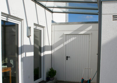 Terrassendach zwischen Haus und Garage