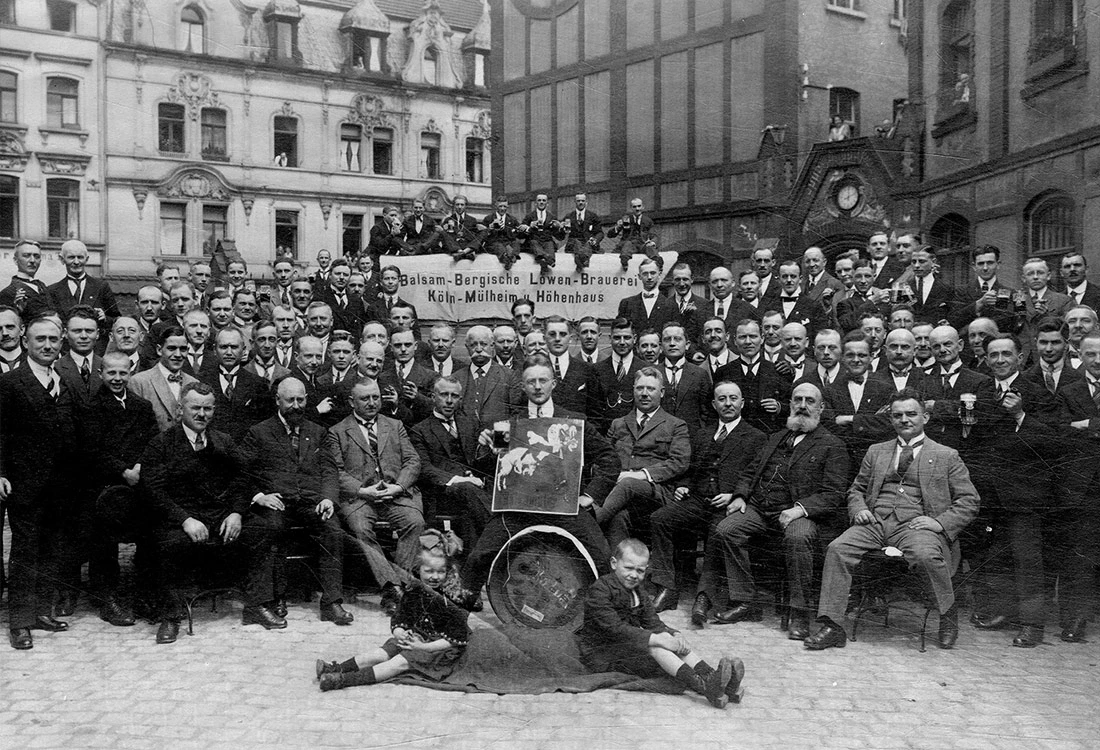 Historische Gruppenaufnahme vor einem Gebäude