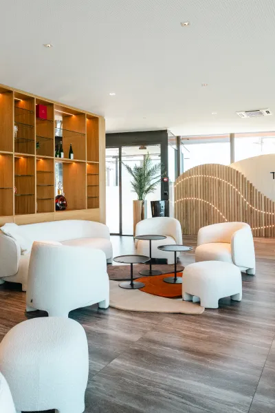 Holzpräsentation und Schrankanbau, Glion Institute