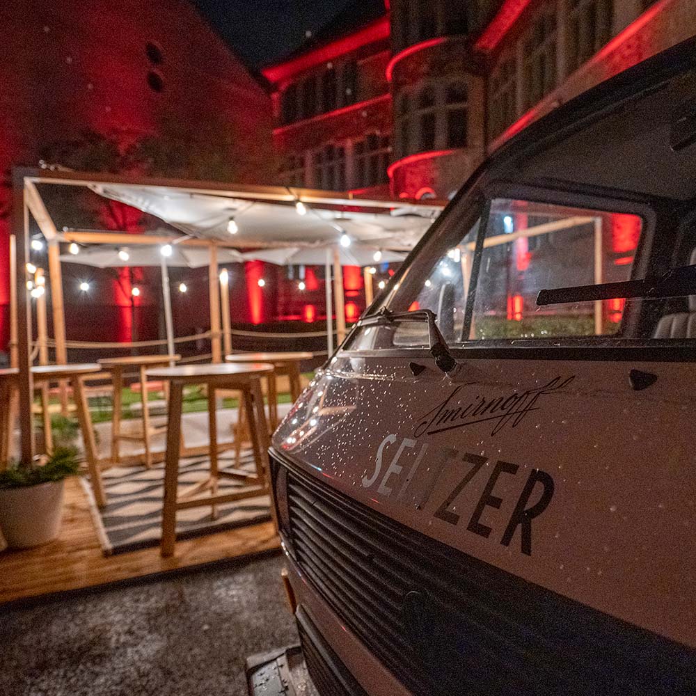 Lieferfahrzeug an einer Bar-Installation
