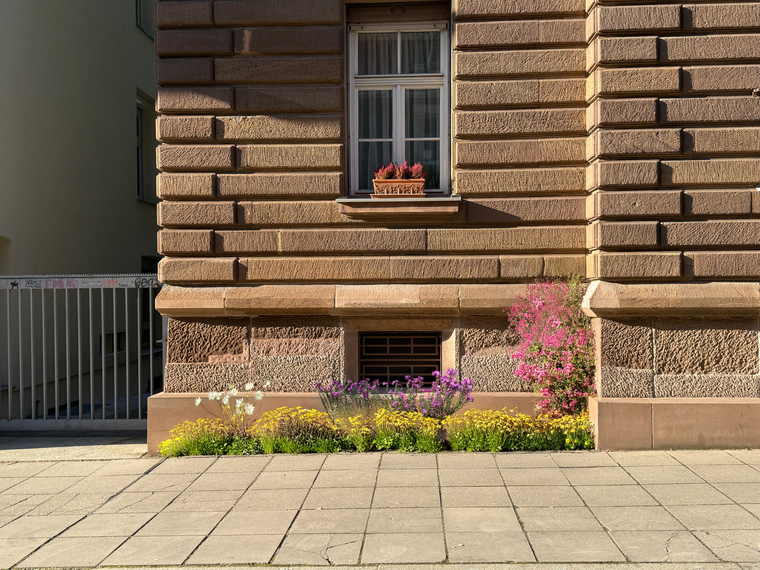 Begrünter Hausrandstreifen