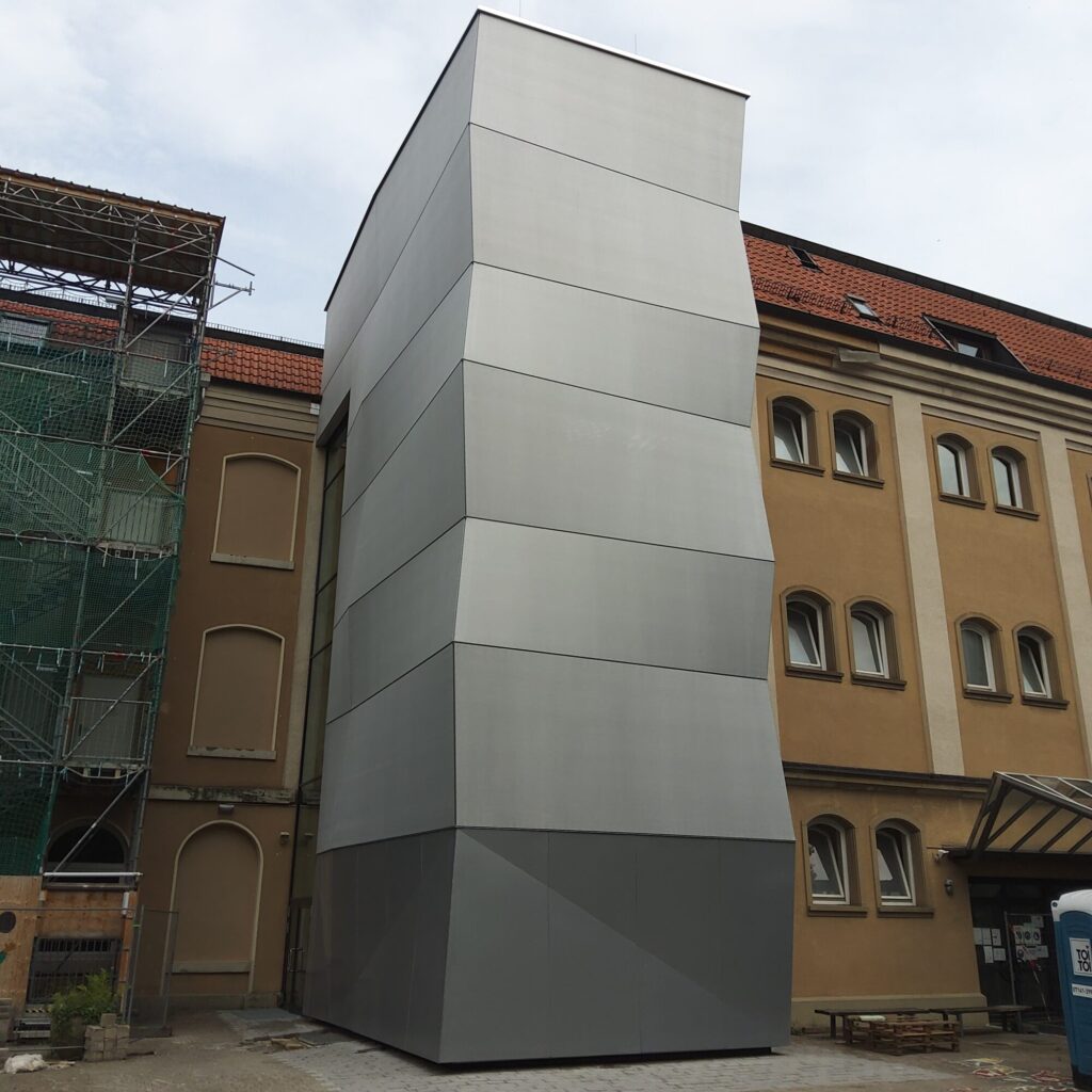 Anlegeponton mit Verbindungsbrücke