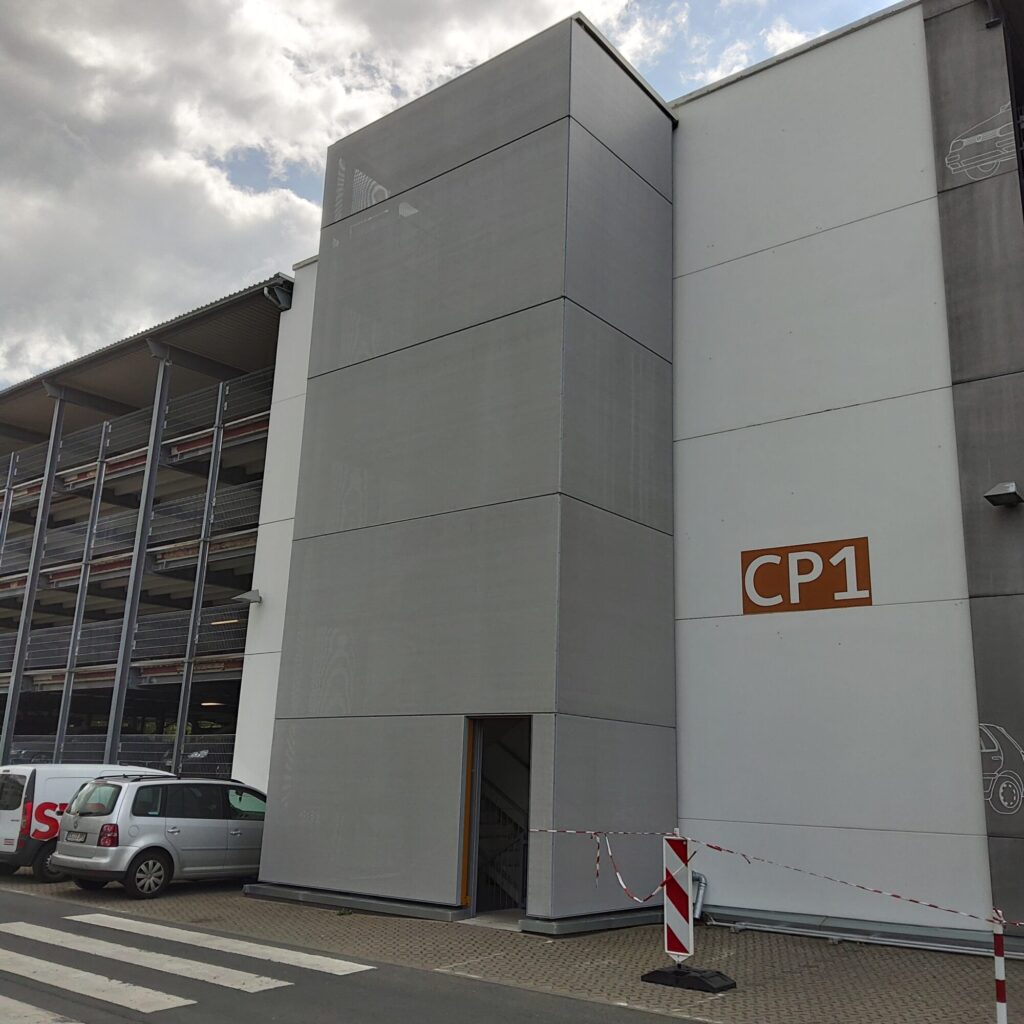 Gewebefassade mit Stahlunterkonstruktion