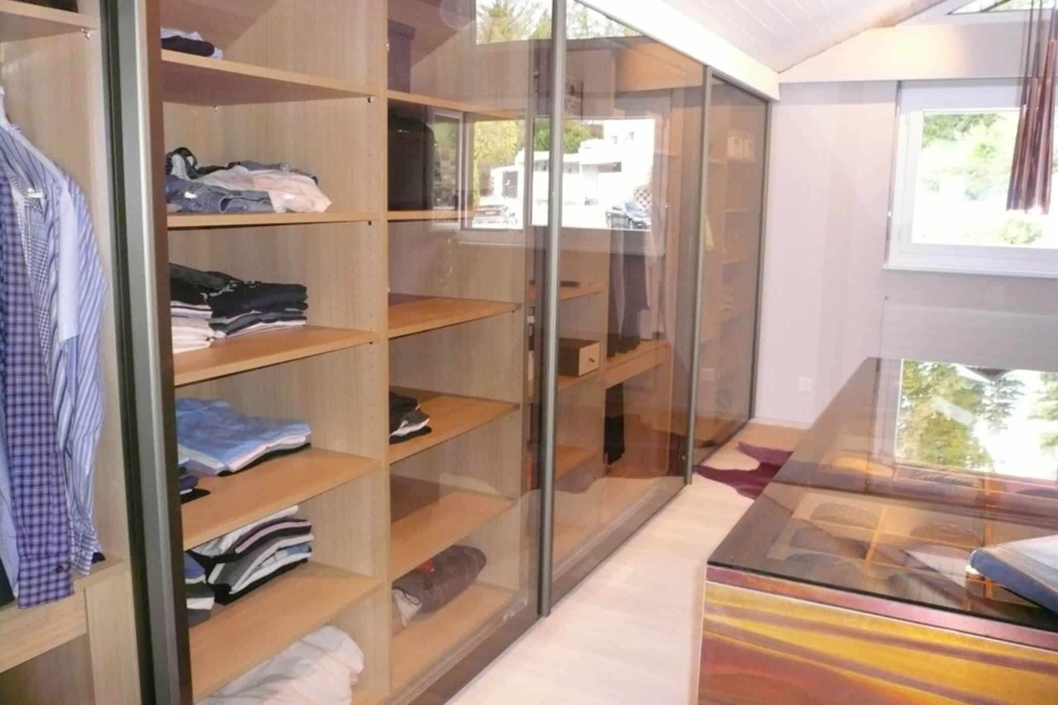 Massgefertigtes Dressing mit Schiebetüren aus Glas