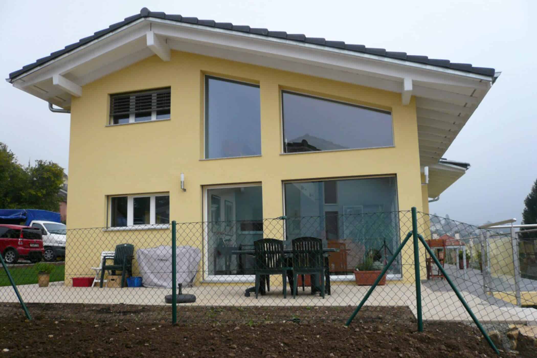 Fenster- und Türmontage an Einfamilienhaus
