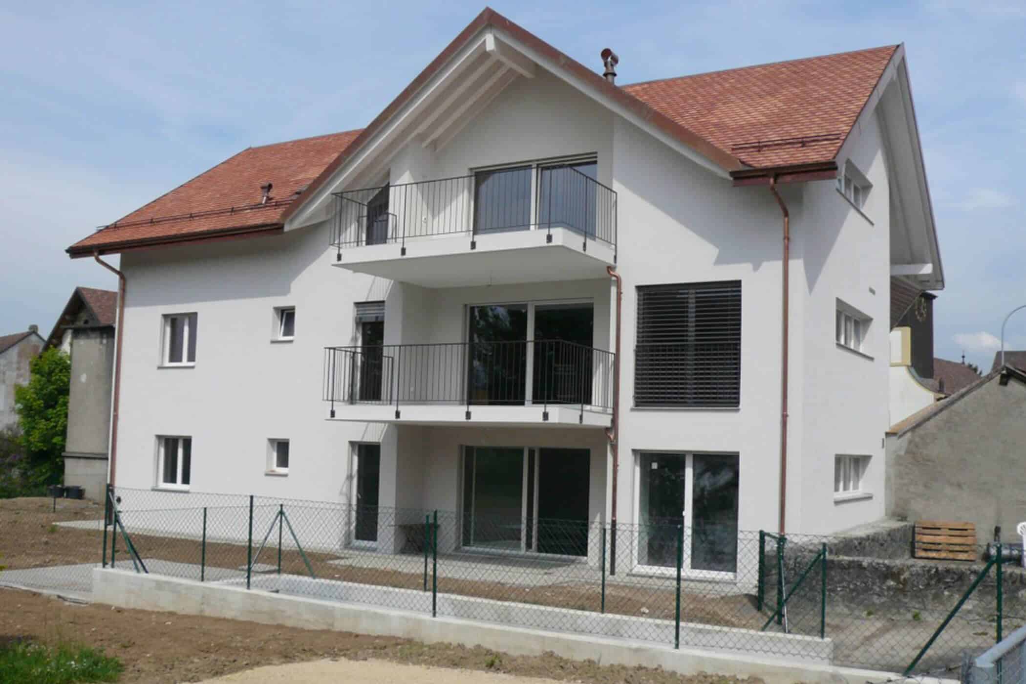 Fassade mit Fenstern, Türen und Geländern
