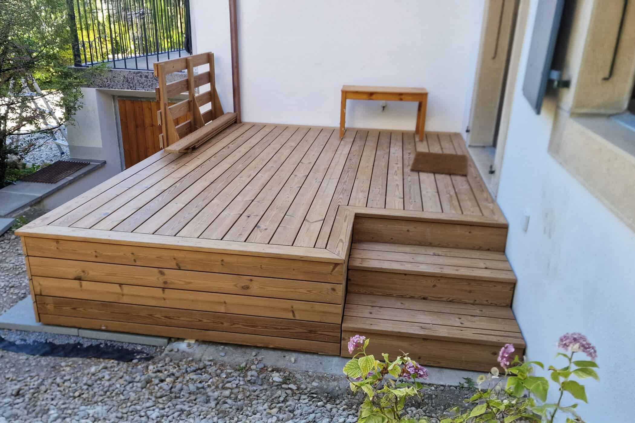 Holzterrasse mit Stufen