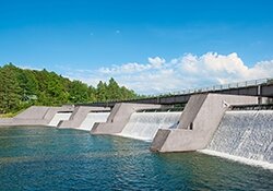 Wasserkraft-Kompaktsteuerung mit doppelt regulierter Francis-Turbine