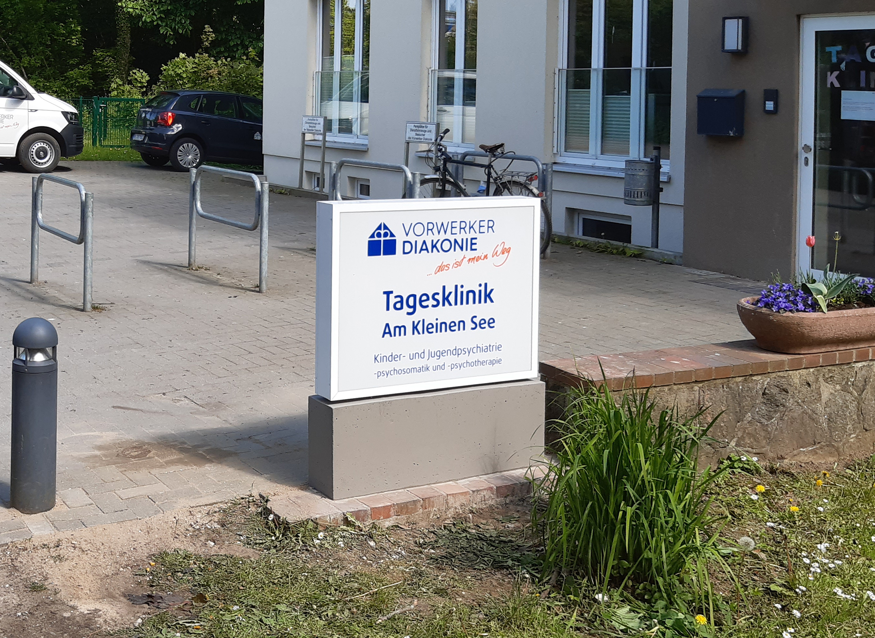 Erneuerte Pylone mit Sockel