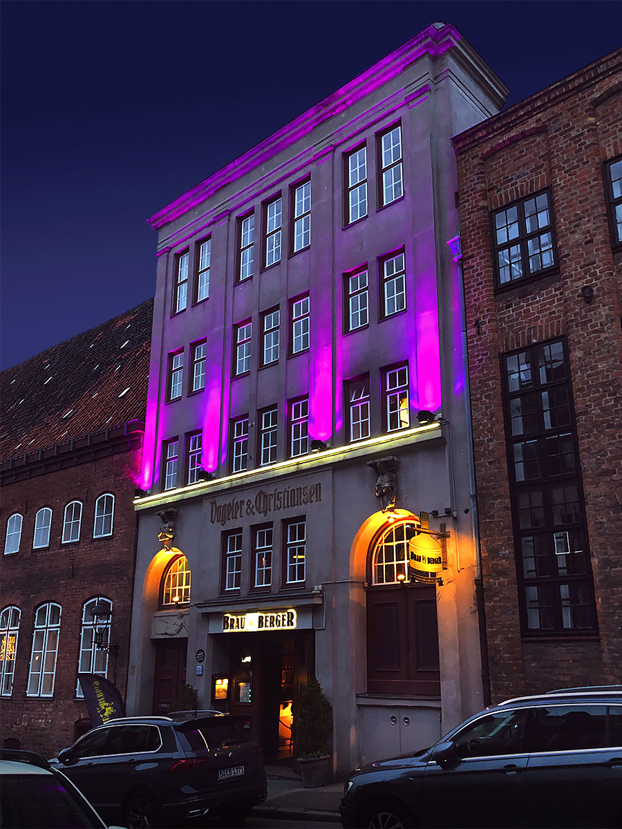 Strahlende Fassadenbeleuchtung