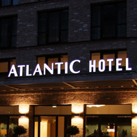 Komplette Licht- und Werbeanlage eines Hotels bei Nacht